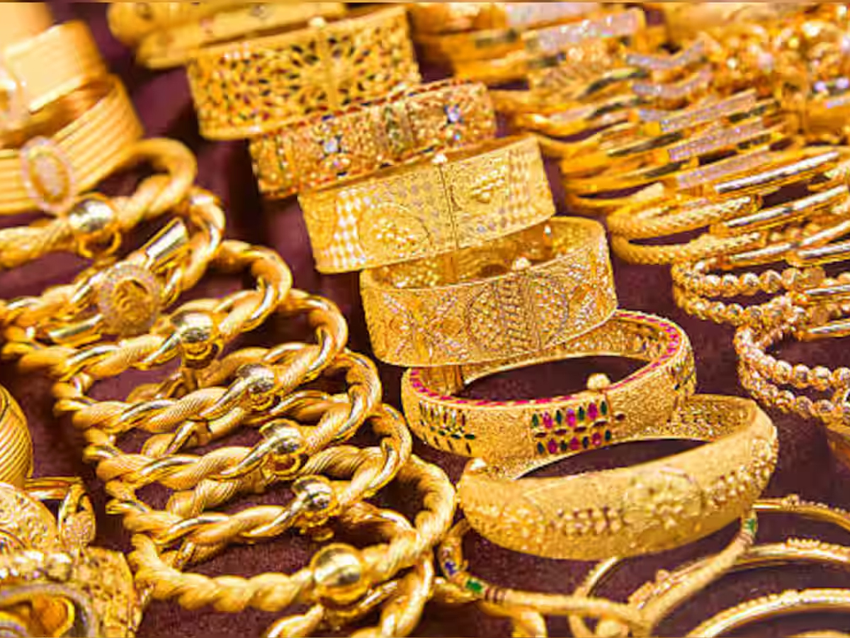 Gold-Silver Price: लगातार तीसरे दिन सस्ते हुए सोना-चांदी, ज्वैलरी खरीदने का है प्लान तो तुरंत चेक करें रेट्स