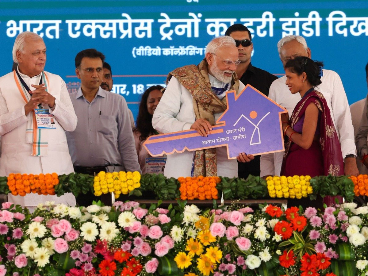 पीएम मोदी ने दी घर की चाबी, खुशी से छलक पड़े आंसू! बिहार की महिलाओं ने बताई अपने दिल की बात