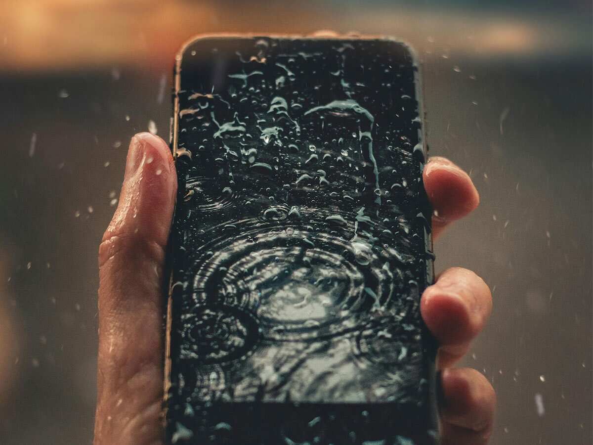₹80 का ये जुगाड़ बचाएगा आपका 50 हजार रुपए का स्मार्टफोन, बरसात के पानी से कभी नहीं होगा खराब