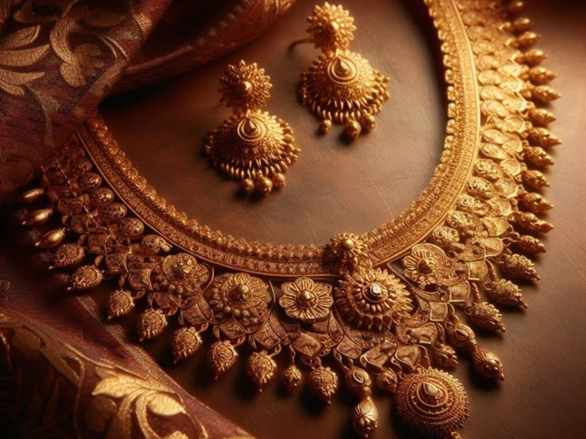Gold Rate Today: सस्ता हुआ सोना, तो चांदी की बढ़ी चमक, अब 10 ग्राम गोल्ड के लिए इतने लगेंगे पैसे