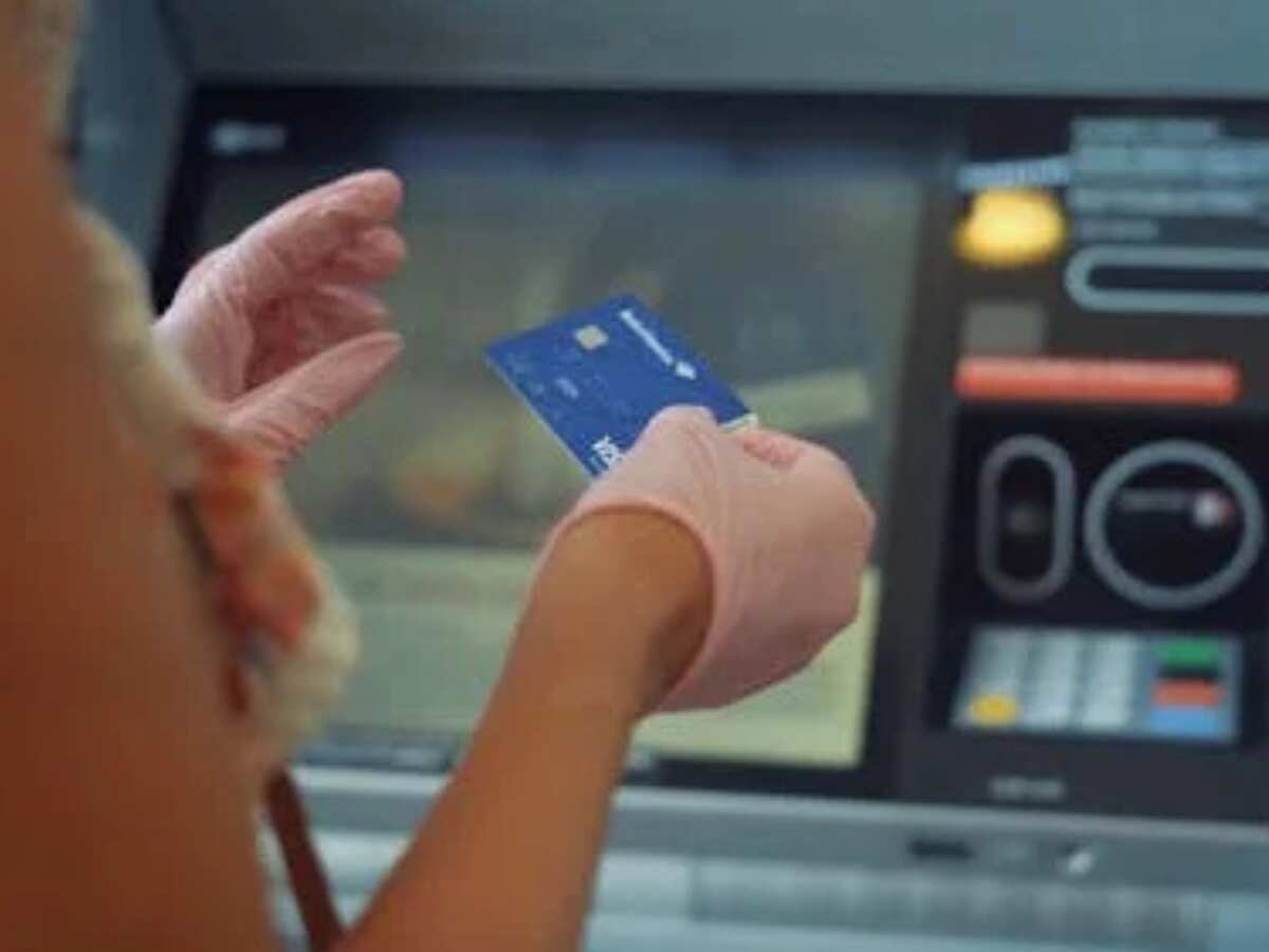 पैसे निकालते समय रहें सावधान