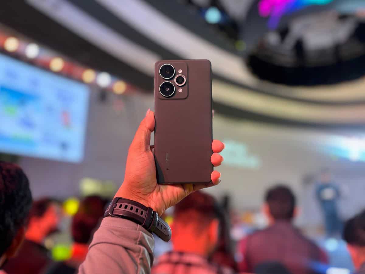 Realme 15 Series में दिखा दम, कीमत के मुकाबले जोड़े दमदार फीचर्स- कह रहे हैं AI Party PhonePhone