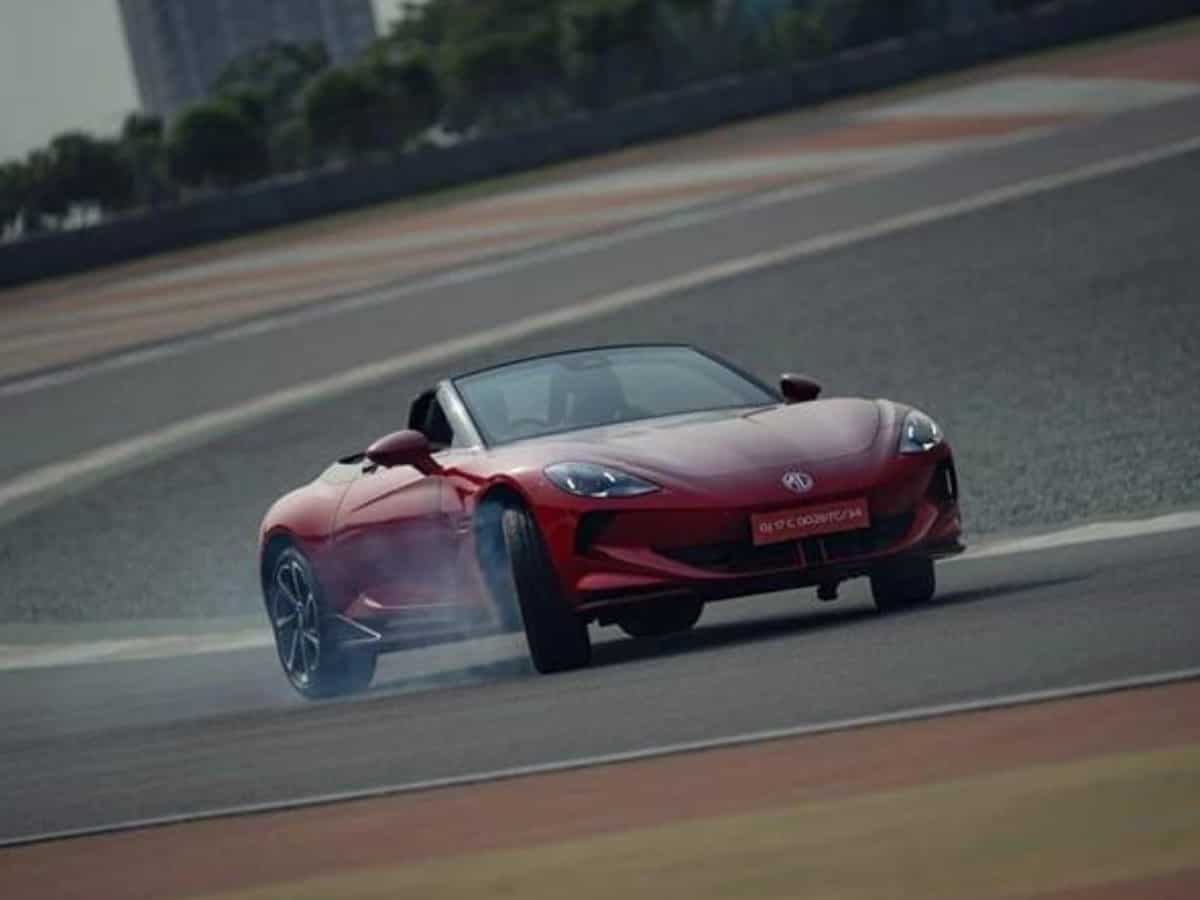 MG Cyberster: दुनिया की सबसे तेज EV, 3.2 सेकंड में 0-100 km की स्पीड, कीमत के मामले में Tesla को कड़ी टक्कर 