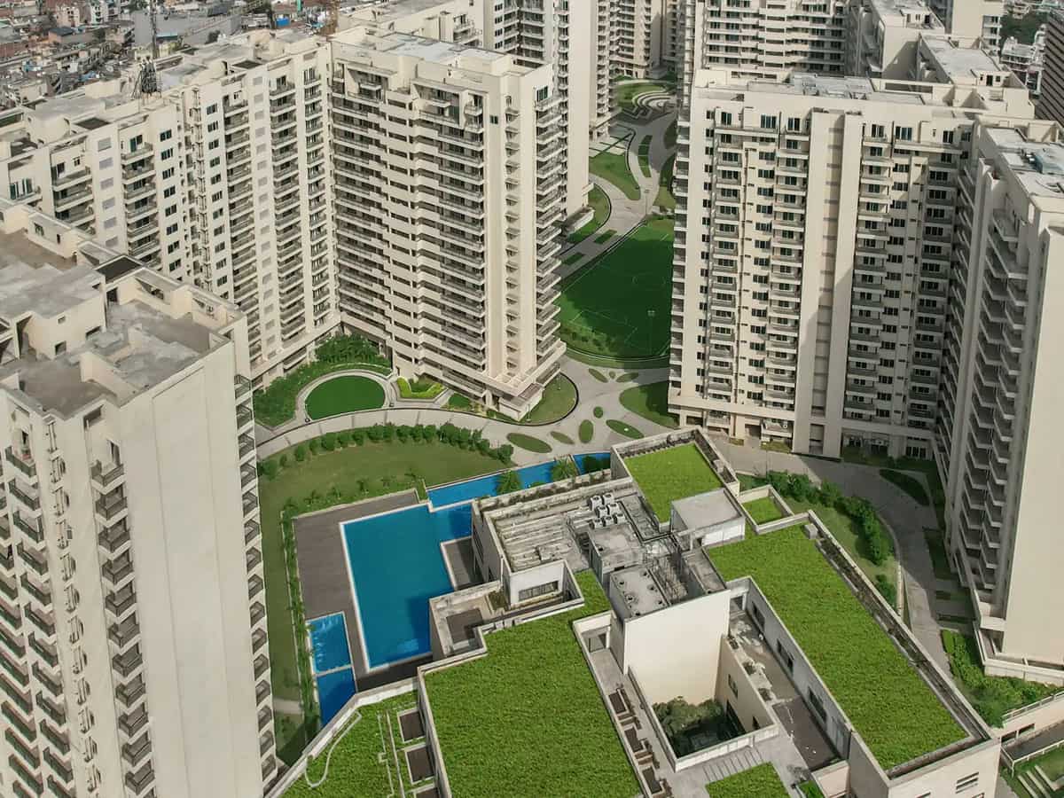 मकान के लिए छोड़ना होगा रोटी और कपड़ा, सिर पर चाहिए छत तो कुर्बान करनी होगी 20 साल की सैलरी