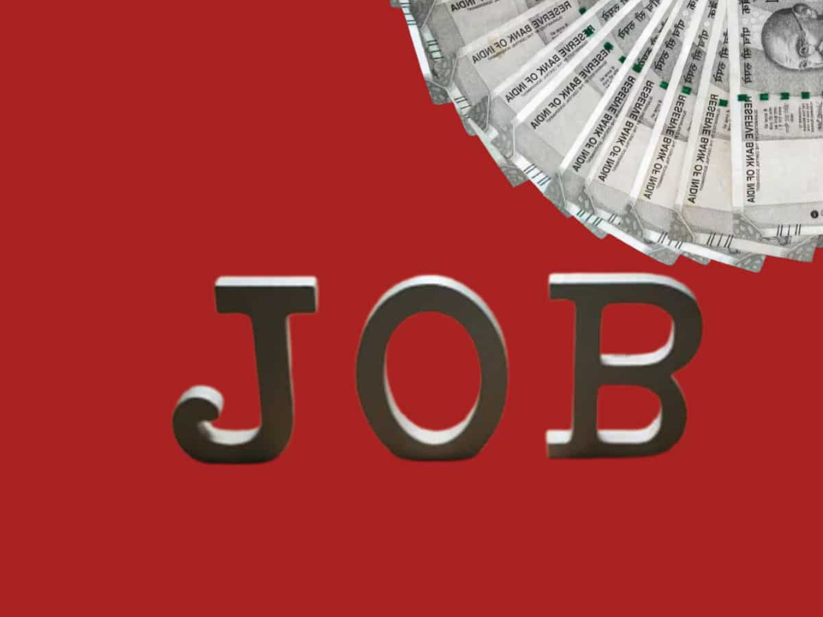 प्राइवेट नौकरी वालों का जैकपॉट, अब आपको भी मिलेगी 'सरकारी' जैसी फिक्स्ड पेंशन! जानें 5 सुपरहिट स्कीम्स