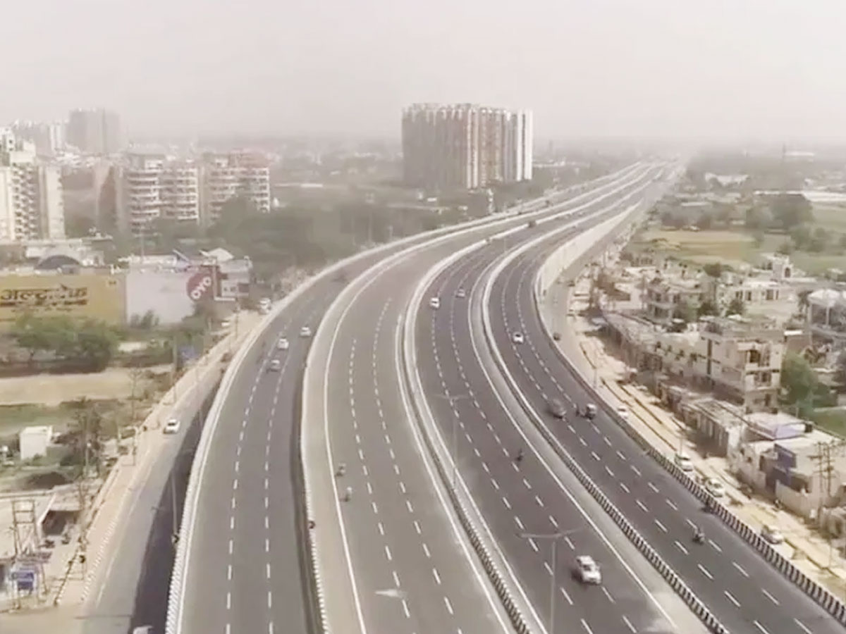 Delhi NCR का नया गुरुग्राम बन रहा है नोएडा? एक सड़क ने बदल दी किस्मत, यमुना एक्सप्रेसवे में जमीन बन गई सोना