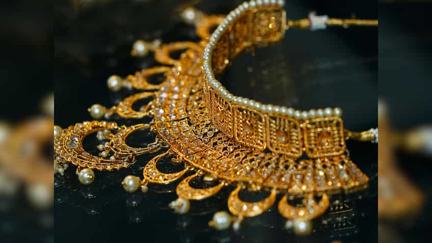 Gold Price Today: सोने की सुस्ती जारी, आज भी गिरे दाम; चांदी के बढ़ गए भाव, चेक करें लेटेस्ट रेट्स