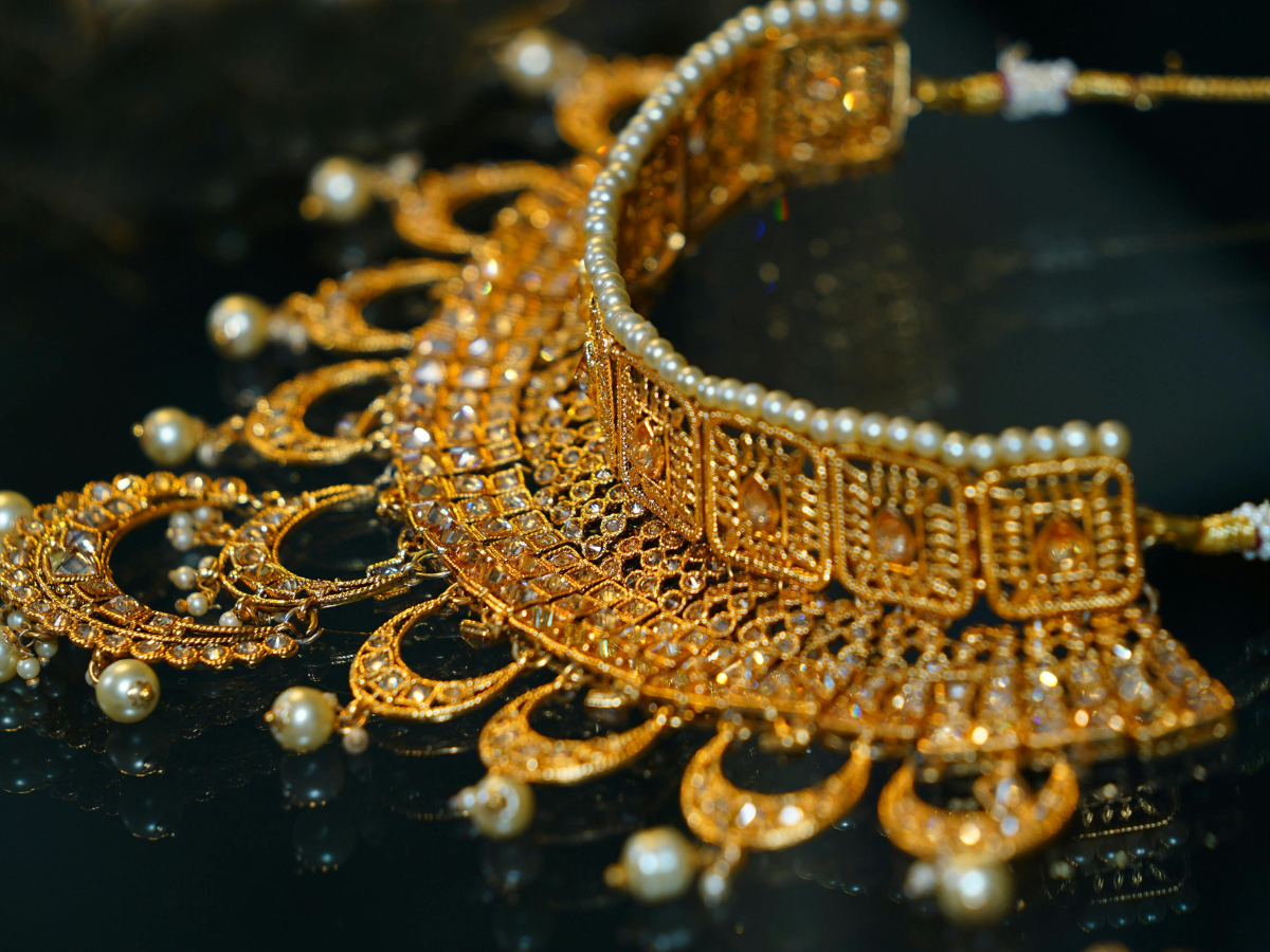 Gold Price Today: सोने की सुस्ती जारी, आज भी गिरे दाम; चांदी के बढ़ गए भाव, चेक करें लेटेस्ट रेट्स