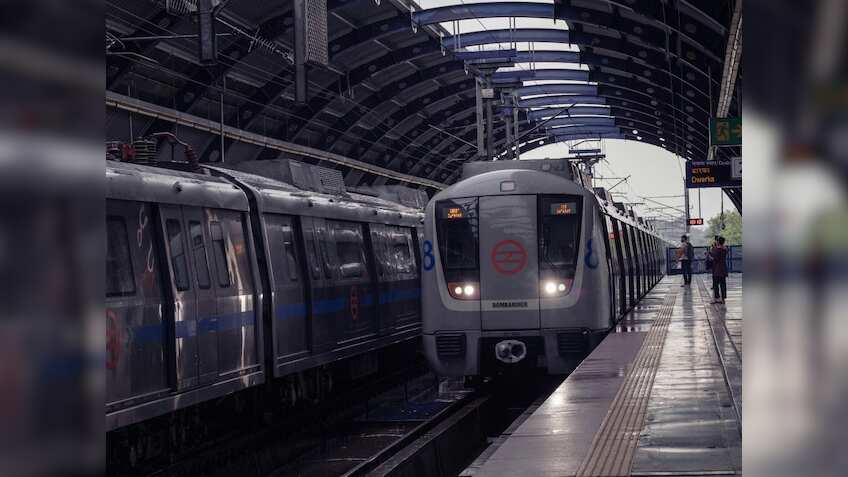 मेट्रो में अब फंसा कोई दुपट्टा, साड़ी या बैग तो ट्रेन खुद लगा देगी ब्रेक! क्या है DMRC का नया स्मार्ट सेफ्टी फीचर