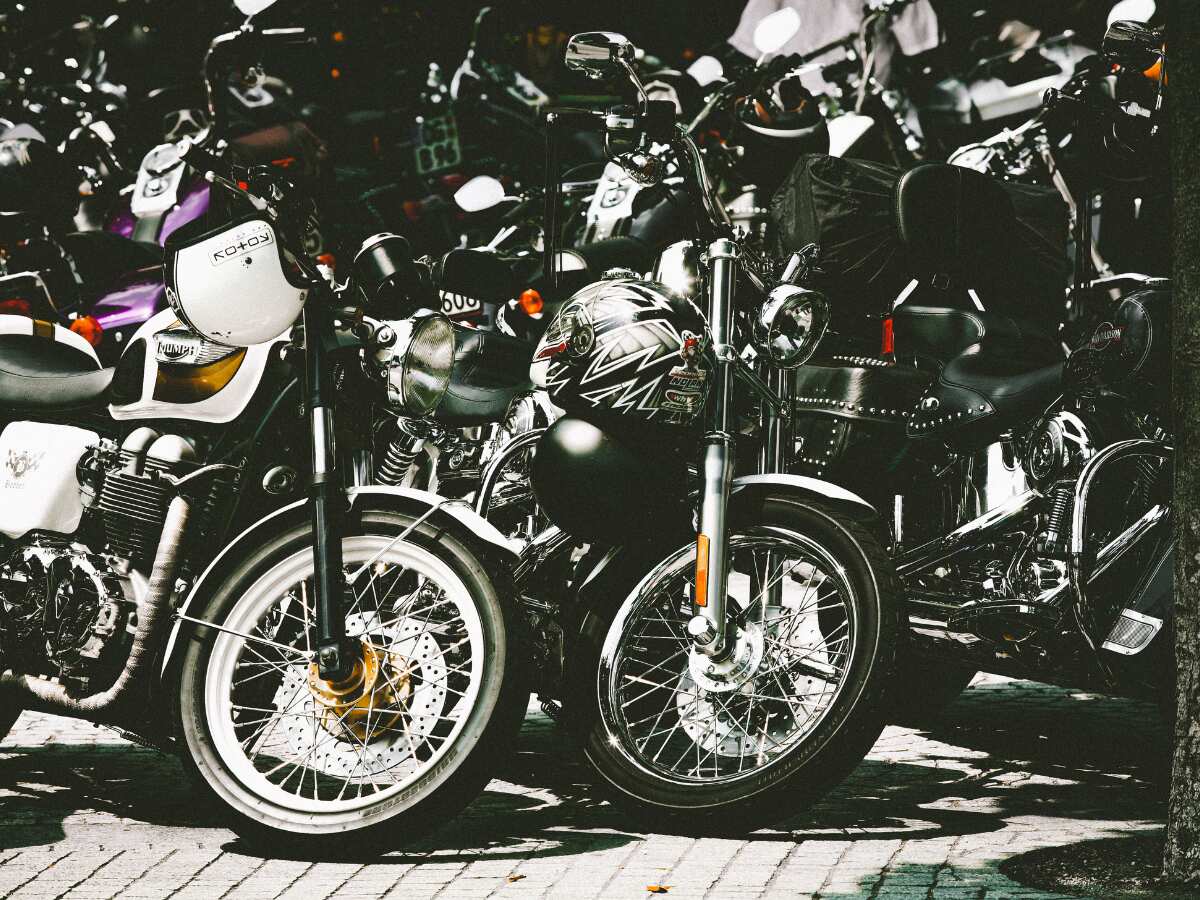 July Two-Wheeler Sales: TVS-रॉयल एनफील्ड की बिक्री में बंपर उछाल, सुजुकी को लगा झटका