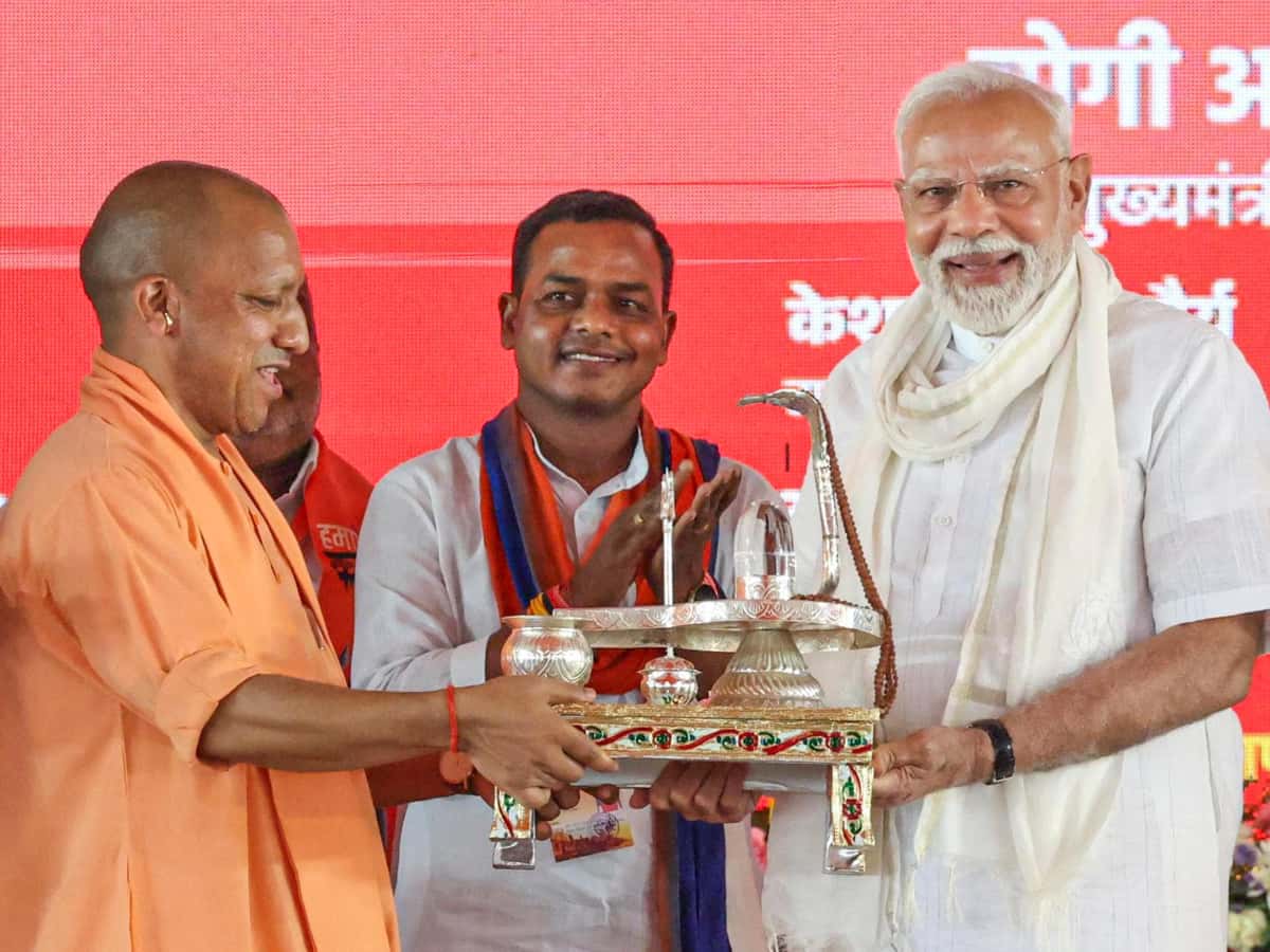 PM Modi in Varanasi: वाराणसी को 2200 करोड़ की सौगात, पीएम मोदी ने कई परियोजनाओं का किया शिलान्यास और उद्घाटन