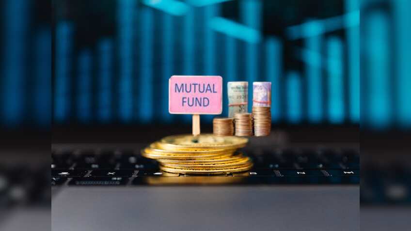 जिन दो म्यूचुअल फंड हाउस को बेस्ट इक्विटी और हाइब्रिड फंड का मिला अवॉर्ड, क्या आपने लगा रखा है उनमें पैसा?