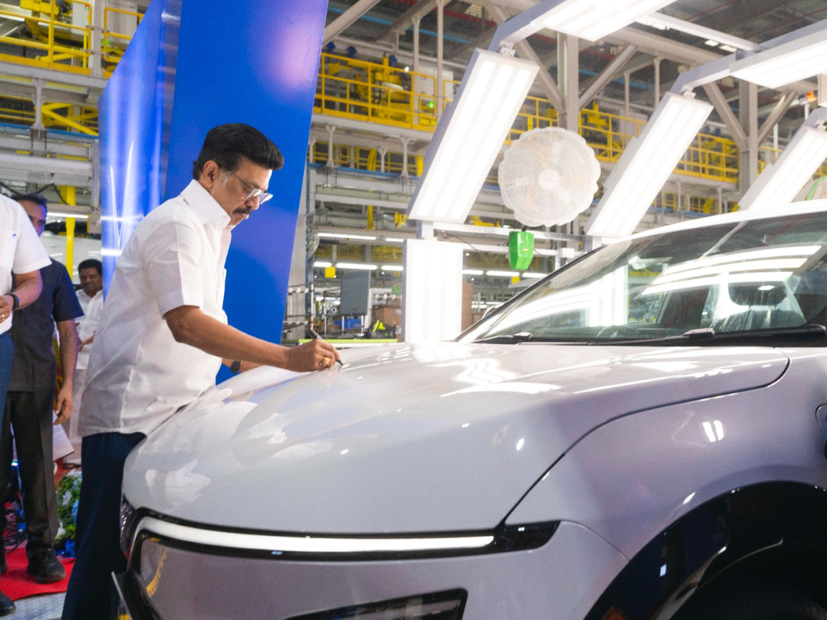 Tata-Mahindra को सीधी टक्कर! इस विदेशी EV कंपनी ने खोला पहला प्लांट, ₹16600 करोड़ का बड़ा निवेश