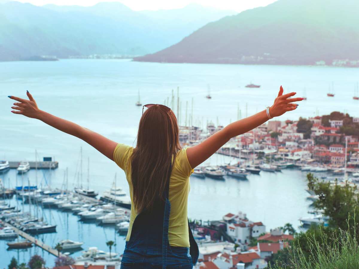 ट्रैवल बुकिंग के लिए MakeMyTrip लेकर आई 'अलादीन का चिराग'! इस AI को बस हुक्म दो, टिकट-होटल सब हाजिर