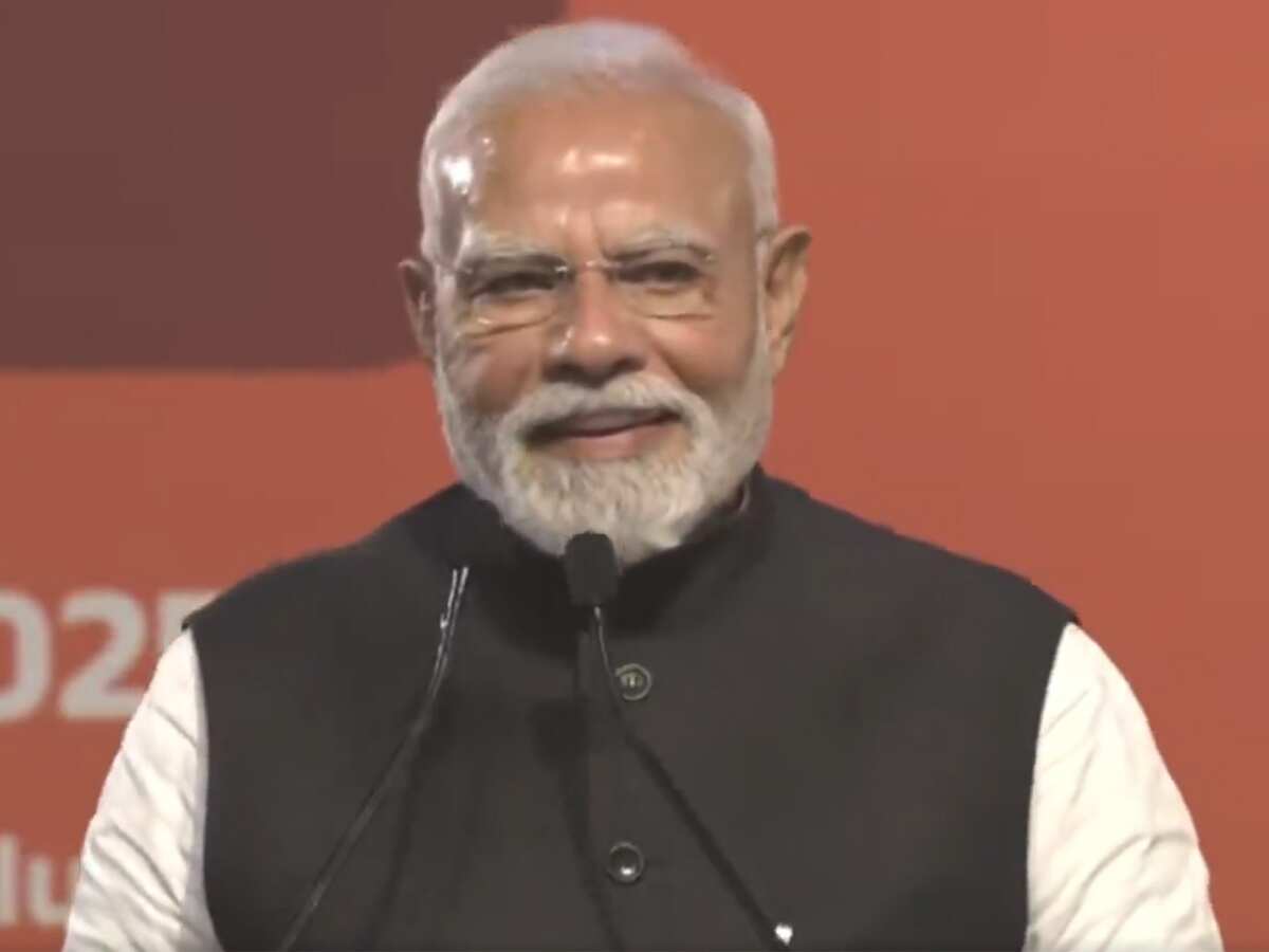 पीएम मोदी ने बेंगलुरु को दिए 2 बड़े तोहफे, येलो लाइन मेट्रो का किया उद्घाटन, वंदे भारत ट्रेन को दिखाई हरी झंडी