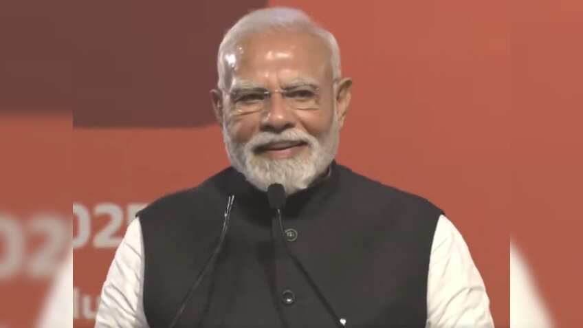 पीएम मोदी ने बेंगलुरु को दिए 2 बड़े तोहफे, येलो लाइन मेट्रो का किया उद्घाटन, वंदे भारत ट्रेन को दिखाई हरी झंडी