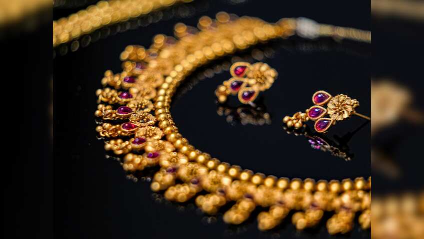 Gold Price Today: सोना लुढ़का, चांदी की चमक भी हुई फीकी, अब 10 ग्राम गोल्ड के लिए खर्च करने होंगे इतने रुपए