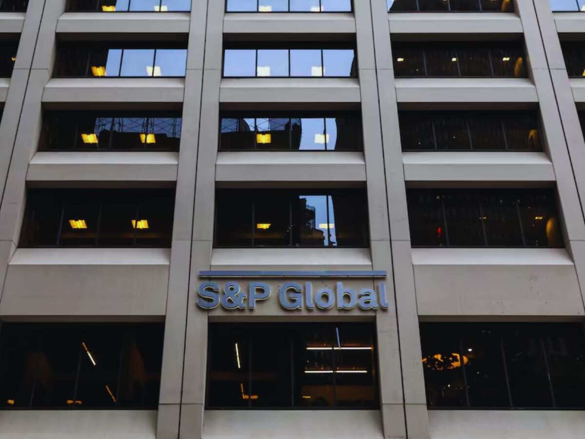S&P ने SBI, HDFC समेत 10 बड़े फाइनेंशियल इंस्टीट्यूशंस की रेटिंग बढ़ाई, सोमवार को फोकस में रहेंगे स्टॉक्स