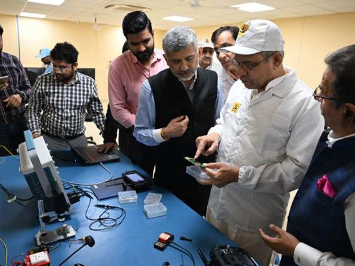 मेक इन इंडिया को नई उड़ान: नोएडा में शुरू हुई देश की पहली टेम्पर्ड ग्लास यूनिट, 25 लाख लोगों को मिलेगा रोजगार