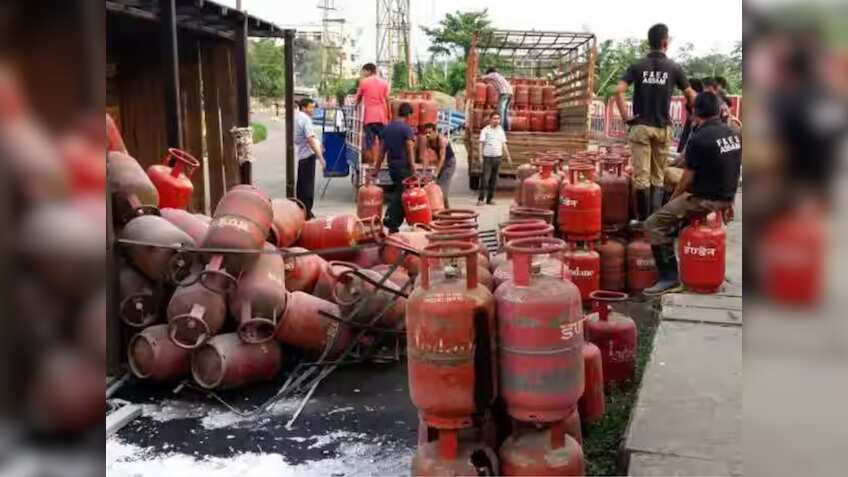LPG Price Cut: सितंबर के पहले दिन LPG सिलेंडर हुआ सस्ता, ATF की भी कीमत घटी, जानें आपके शहर का नया रेट