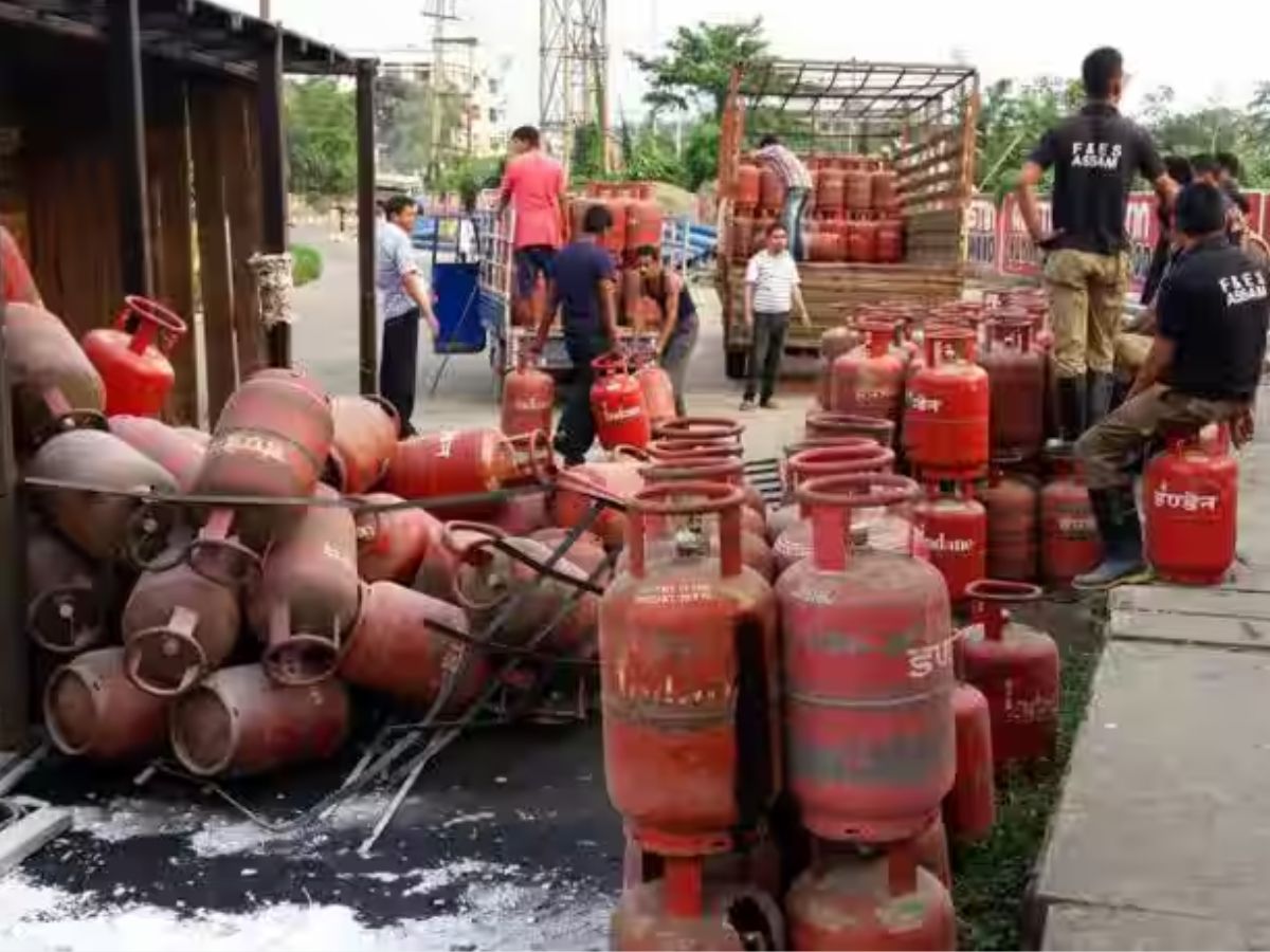 LPG Price Cut: सितंबर के पहले दिन LPG सिलेंडर हुआ सस्ता, ATF की भी कीमत घटी, जानें आपके शहर का नया रेट