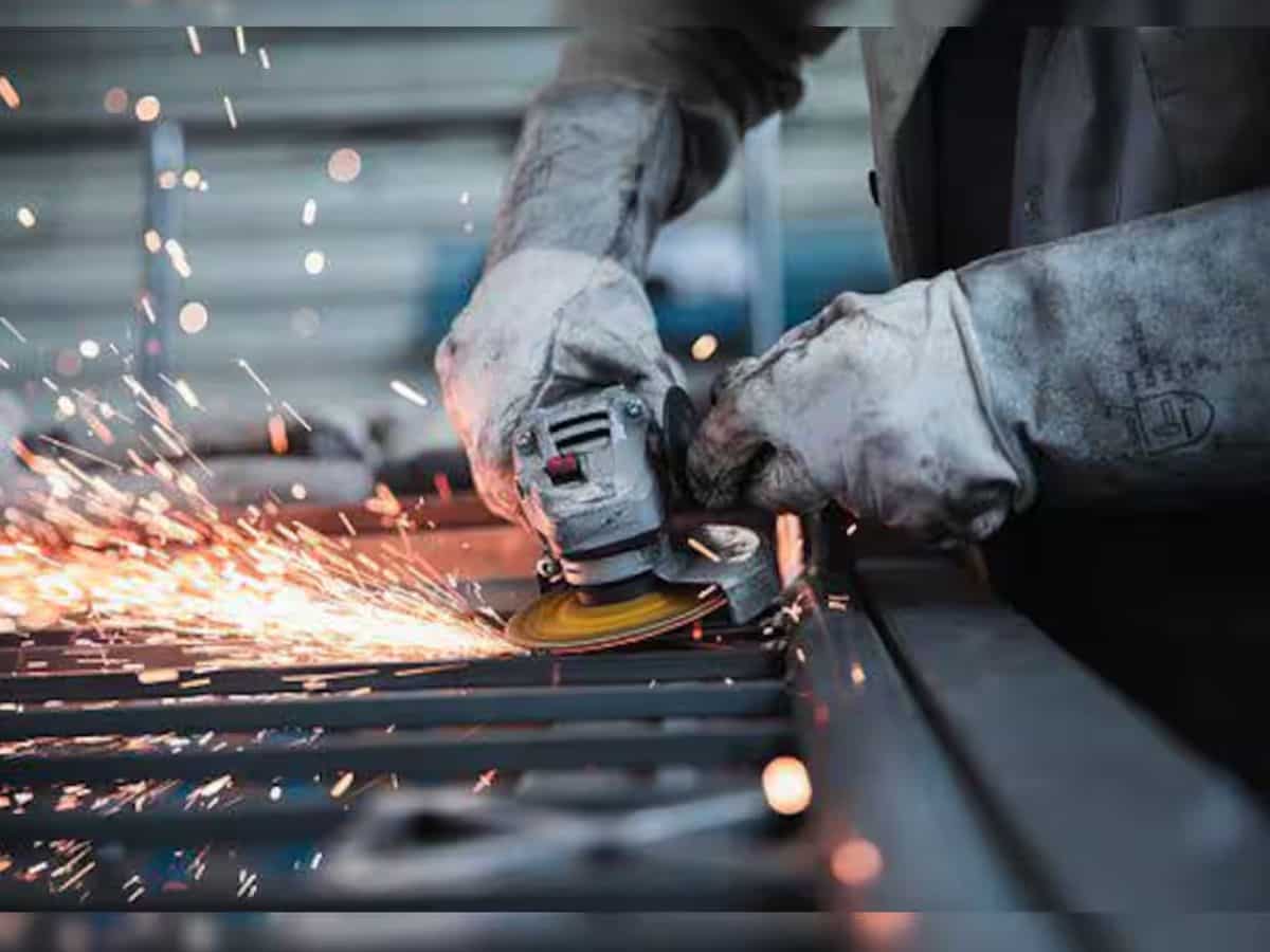 इकोनॉमी के मोर्च पर अच्छी खबर! अगस्त में 17 साल की ऊंचाई पर पहुंचा मैन्युफैक्चरिंग PMI