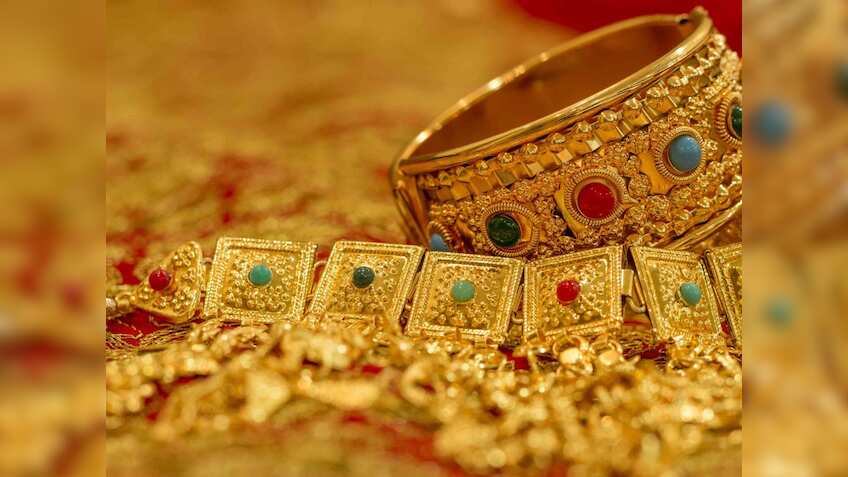 Tax on Gold: सोना खरीदने, रखने से लेकर बेचने तक, कब, कहां और कितना टैक्स लगता है? जानें पूरा हिसाब-किताब