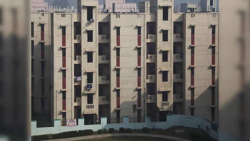 EMI, किराये की दोहरी मार, नोएडा-फरीदाबाद में घर बुक करके फंसे? रिपोर्ट ने बताया क्यों वक्त पर नहीं मिलता पजेशन