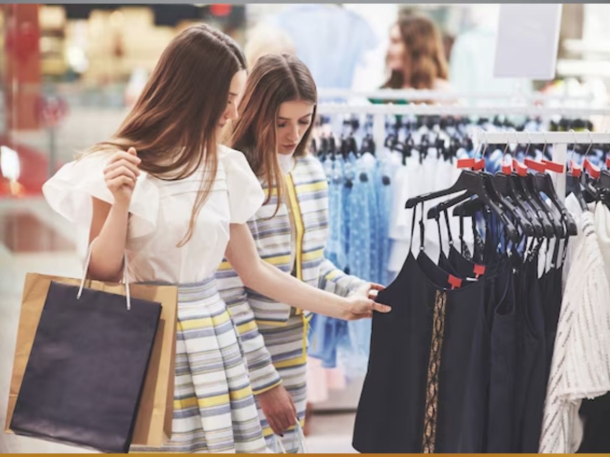GST Council Meeting: सस्ते हो सकते हैं ₹2500 तक के कपड़े-जूते, महंगे ब्रांड्स पर बढ़ सकता है टैक्स!