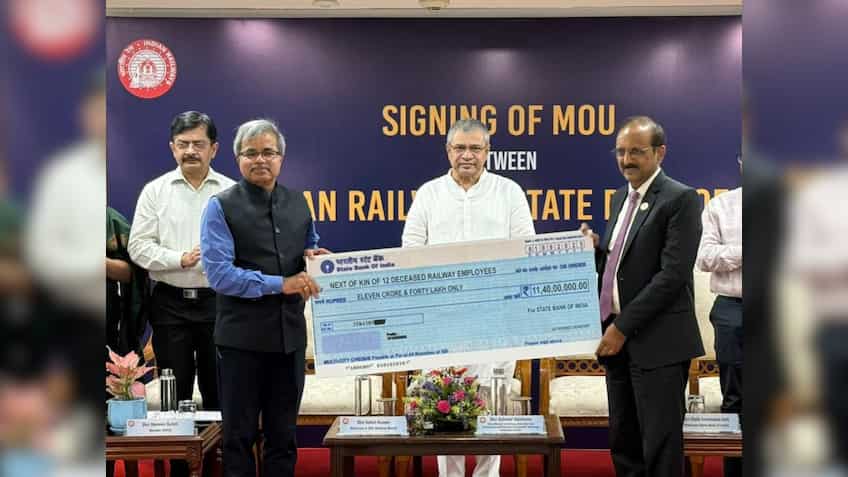 रेलवे के लाखों कर्मचारियों के लिए खुशखबरी! SBI देगा 1 करोड़ रुपये का बीमा कवर, जानें कैसे मिलेगा फायदा