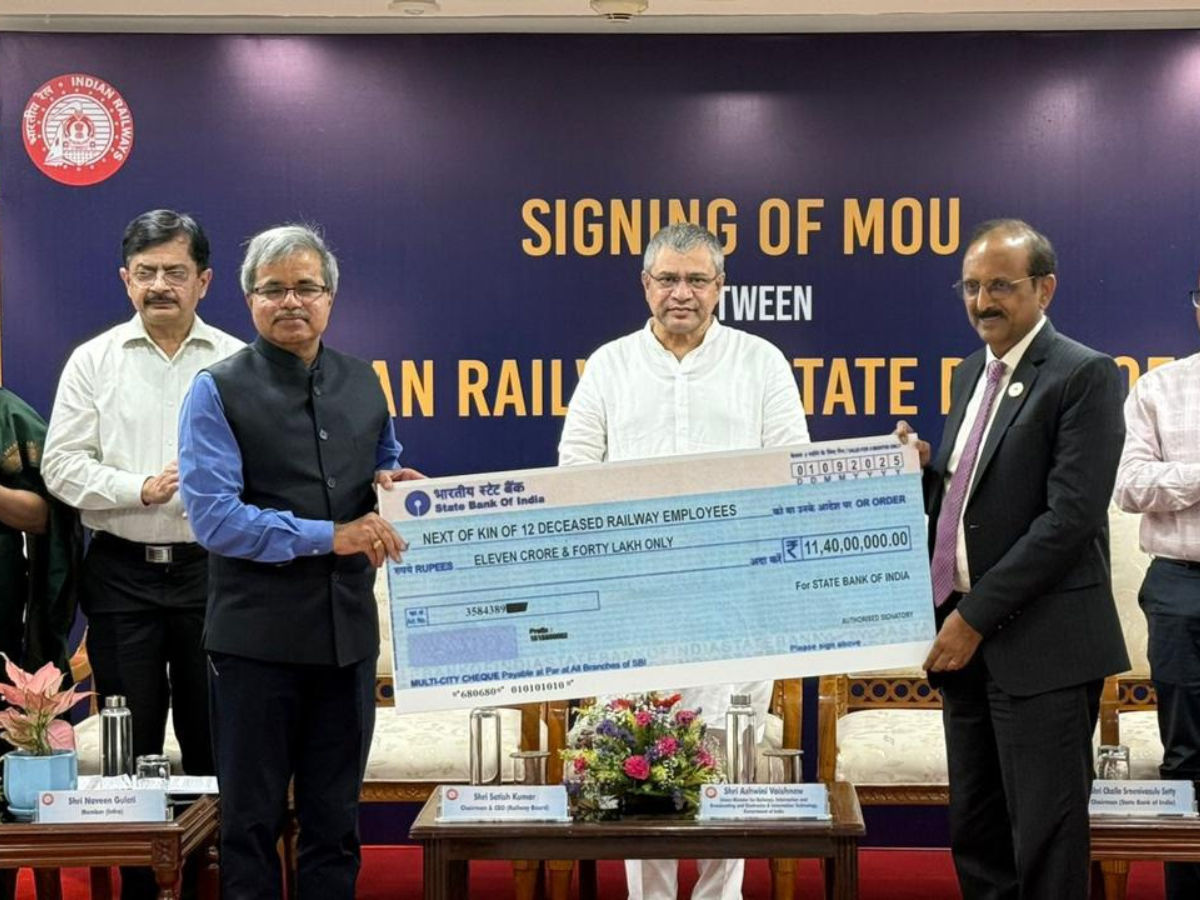 रेलवे के लाखों कर्मचारियों के लिए खुशखबरी! SBI देगा 1 करोड़ रुपये का बीमा कवर, जानें कैसे मिलेगा फायदा