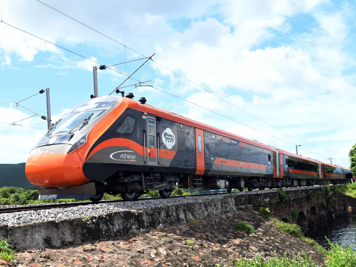 कौन है वंदे भारत ट्रेन का असली मालिक, रेलवे हर साल इस कंपनी को क्यों देती है करोड़ों का किराया?