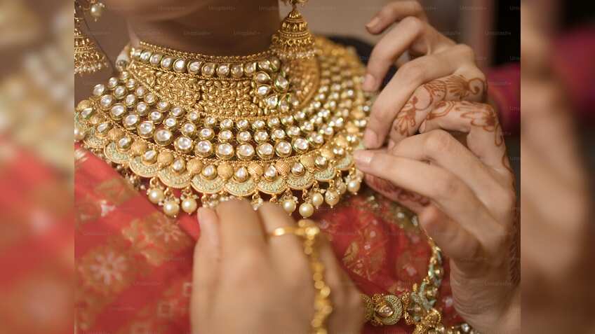 Gold-Silver Price: रोज नए रिकॉर्ड बना रहा सोना, आज फिर पहुंचा नए शिखर पर, जानें आज हुआ कितना महंगा