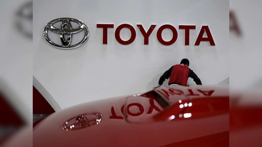 GST 2.0 ने करा दी कार के दीवानों की मौज! Toyota ने भी घटाए कारों के दाम, ₹3.5 लाख तक सस्ती हो गई Fortuner