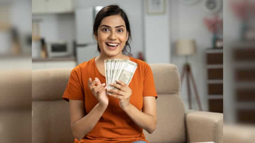 सेविंग्स का मास्टर माइंड कौन? महिलाएं क्यों बचाती हैं ज्यादा पैसे? पत्नियों की ये 5 सेविंग हैबिट्स करेंगी हैरान!