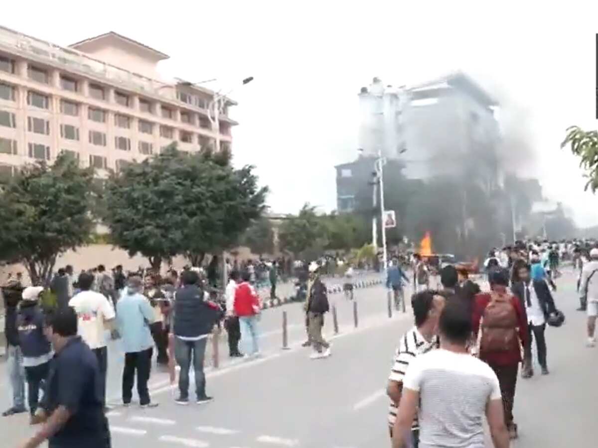 Nepal Gen Z Protest: सोशल मीडिया बैन से भड़की आग, जेन-जी के साथ अब सड़क पर बड़े-बुजुर्ग भी, 19 लोगों की मौत