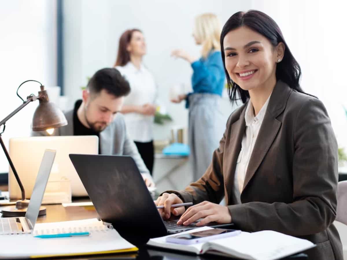 IT सेक्टर में बंपर इंक्रीमेंट: मिडकैप कंपनियां बनीं 'किंग', लार्जकैप छूटे पीछे!