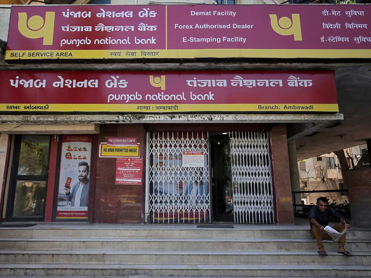 PNB ग्राहकों पर बढ़ेगा बोझ! लॉकर से लेकर ट्रांजैक्शन तक महंगे होंगे चार्ज, 1 अक्टूबर से नया नियम लागू