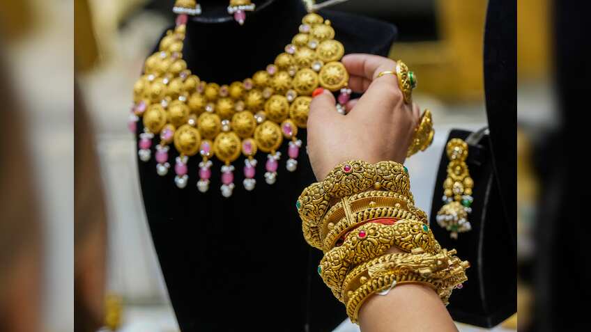 Gold Price Today: त्योहारों के पहले ही Gold ने तोड़े सारे रिकॉर्ड! दिल्ली के बाजार में चेक करें क्या है ताजा भाव