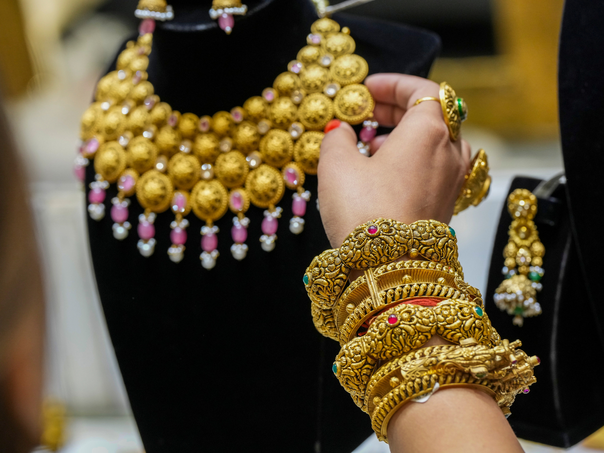 Gold Price Today: त्योहारों के पहले ही Gold ने तोड़े सारे रिकॉर्ड! दिल्ली के बाजार में चेक करें क्या है ताजा भाव