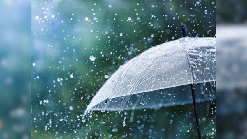 मुंबई में लगातार बारिश के सब बेहाल, मौसम विभाग ने जारी किया ऑरेंज अलर्ट, जानें लोकल ट्रेन का क्या है हाल?