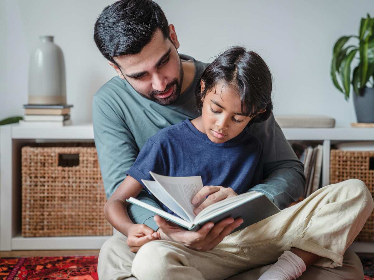 बचपन से ही रहेगी पैसे के पाई-पाई की समझ! बच्चों के सामने पैरेंट्स को रखना है इन 5 बातों का ख्याल