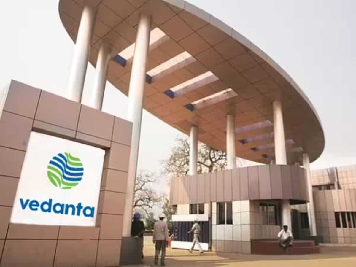 Vedanta को डीमर्जर मामले में लगा झटका, सरकार ने जता दी आपत्ति; शेयर 4% टूटा