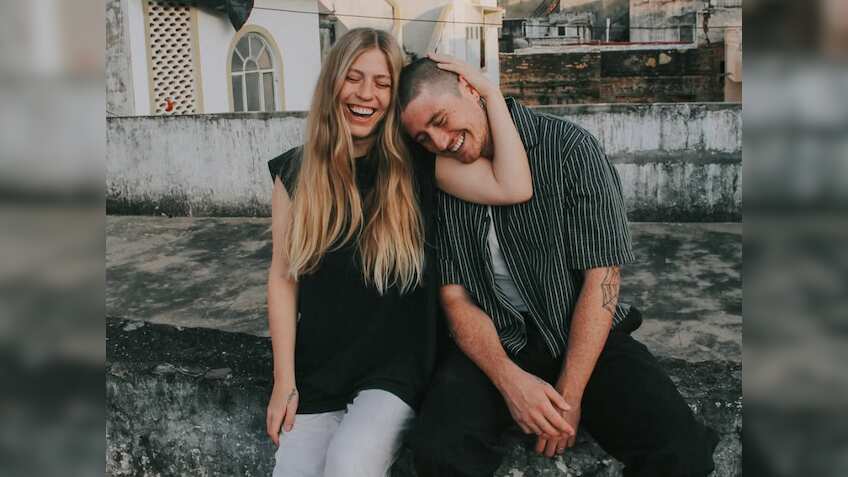 भारतीय ट्रेनों पर फिदा हुआ कनाडा का इन्फ्लुएंसर कपल! वीडियो शेयर कर लिखा- पूरी दुनिया में नहीं मिलेगा ऐसा सफर