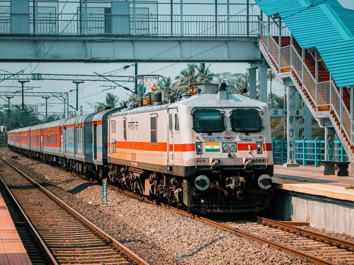 ट्रेन से सफर करने वाले करोड़ों पैसेंजर्स के लिए खुशखबरी! कम हो गया रेल नीर का दाम, जानें क्या है नई कीमत