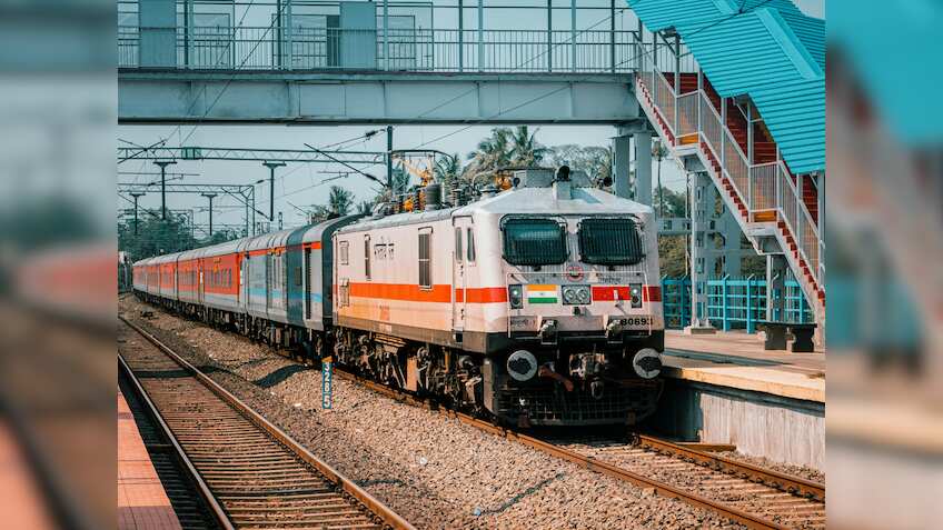 ट्रेन से सफर करने वाले करोड़ों पैसेंजर्स के लिए खुशखबरी! कम हो गया रेल नीर का दाम, जानें क्या है नई कीमत