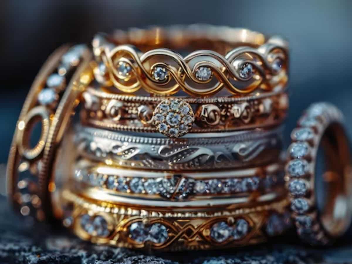 Gold-Silver Price: चांदी की चमक ने सोने को पछाड़ा, ₹1,32,311 पर बना नया रिकॉर्ड; इस साल ₹45,000 हुई महंगी