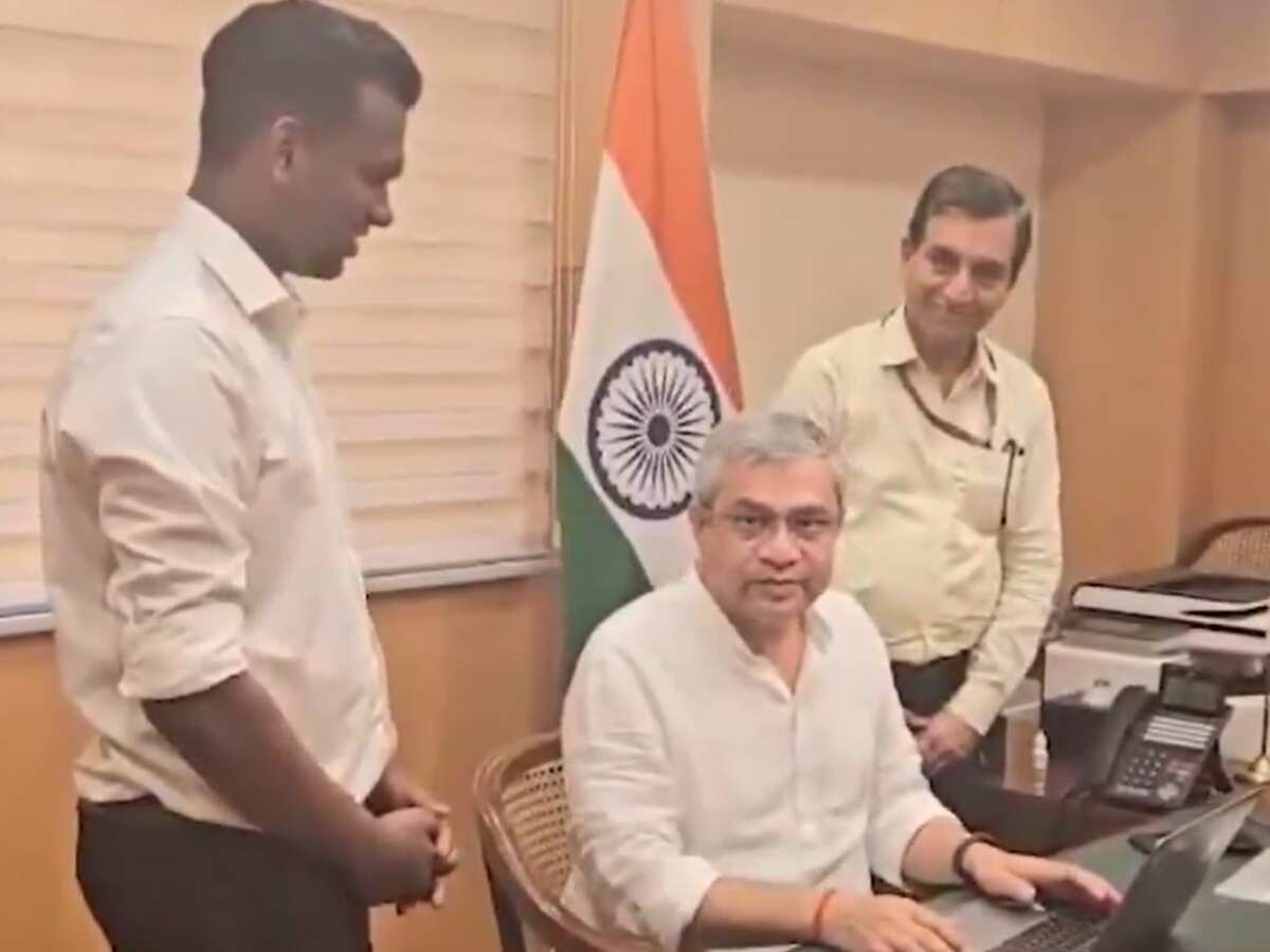 पीएम मोदी के 'स्वदेशी अपनाओ' आह्वान के बाद बड़ी पहल, आईटी मंत्री अश्विनी वैष्णव ने किया ZOHO पर शिफ्ट करने का ऐलान