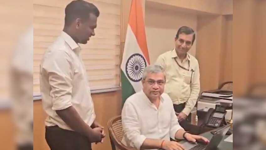 पीएम मोदी के 'स्वदेशी अपनाओ' आह्वान के बाद बड़ी पहल, आईटी मंत्री अश्विनी वैष्णव ने किया ZOHO पर शिफ्ट करने का ऐलान