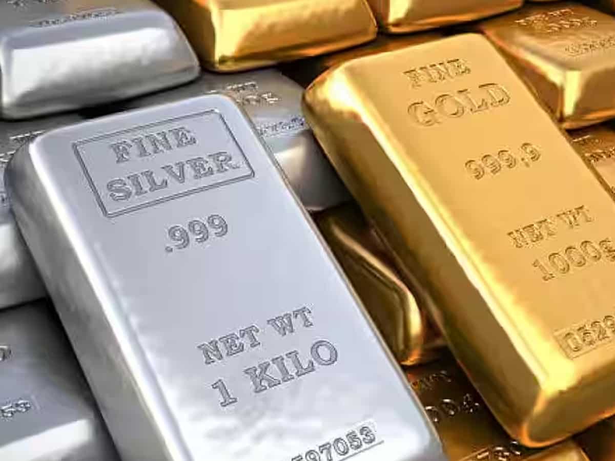 Gold-Silver Price: चांदी ने बनाया नया रिकॉर्ड, छू लिया 1,33,272 रुपये का लेवल, जानिए अब सोना हो गया कितना महंगा